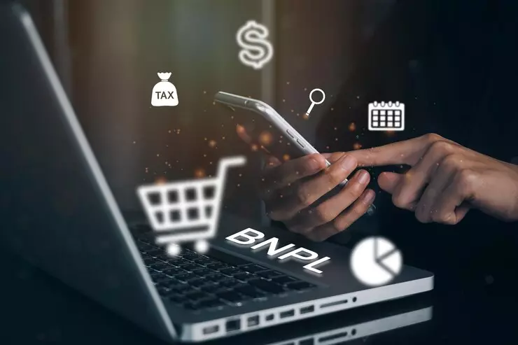 femmes-affaires-detenant-smartphone-icones-bnpl-technologie-icones-achat-ligne-bnpl-achetez-maintenant-payez-plus-tard-ligne-shopping-conceptxa_47006-864